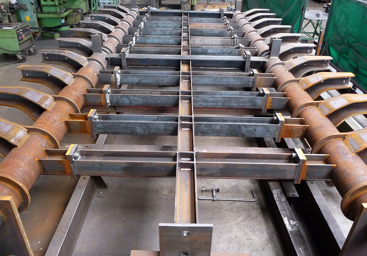 Geschweißte Stahlbaugruppe mit gebogenen Segmenten auf einem Montagegestell in der Werkstatt von Stahlbau Döring.