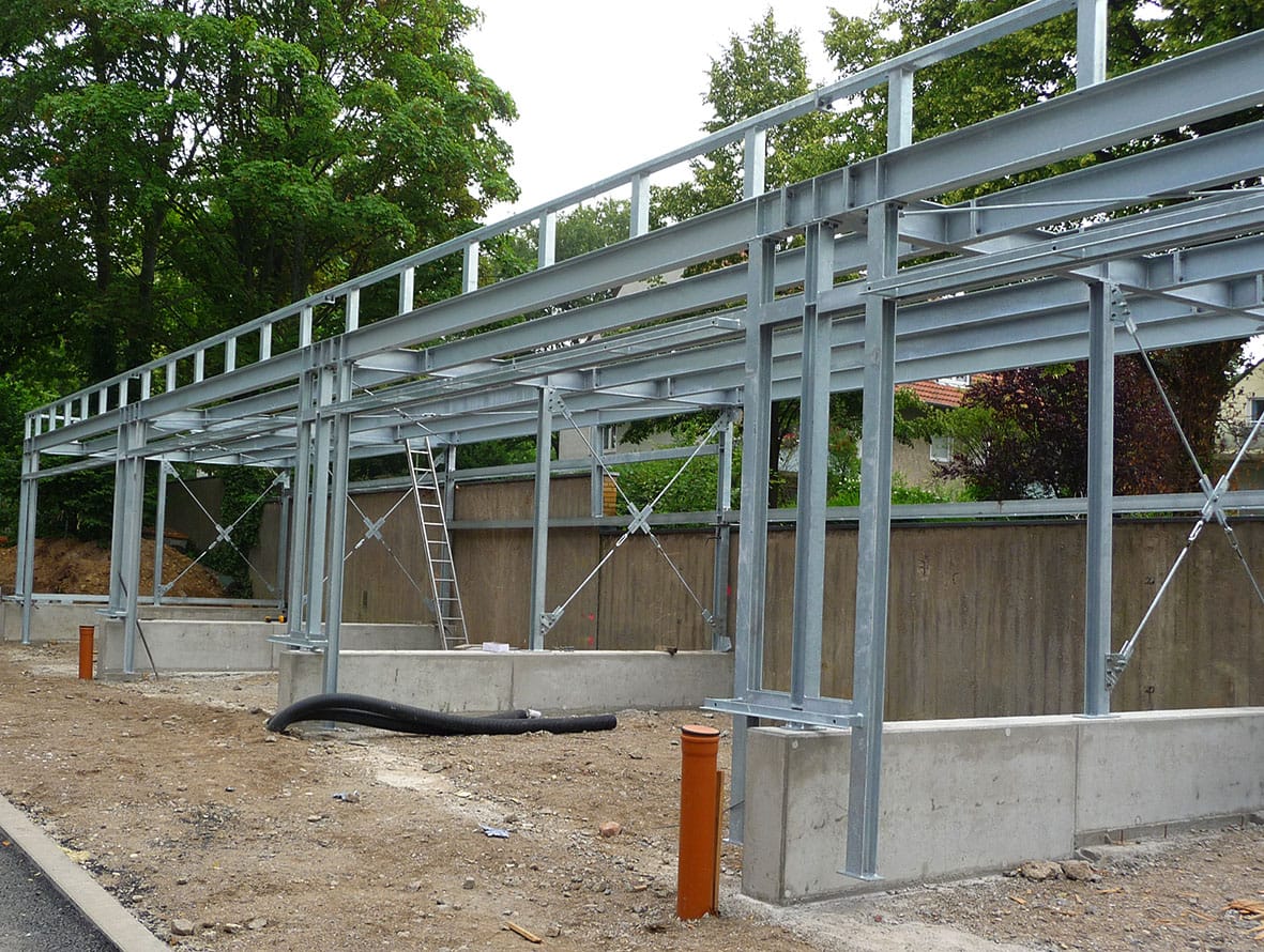 Verzinktes Stahl-Hallengerüst von Stahlbau Döring während der Montage auf der Baustelle.