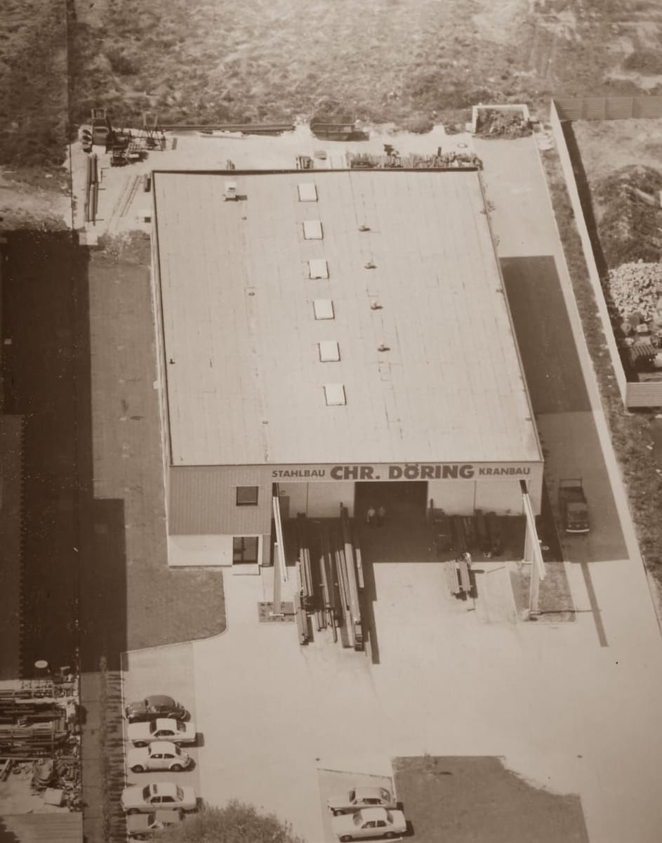 Historische Luftaufnahme der Produktionshalle mit der Aufschrift Stahlbau Chr. Döring Kranbau in Hagen.