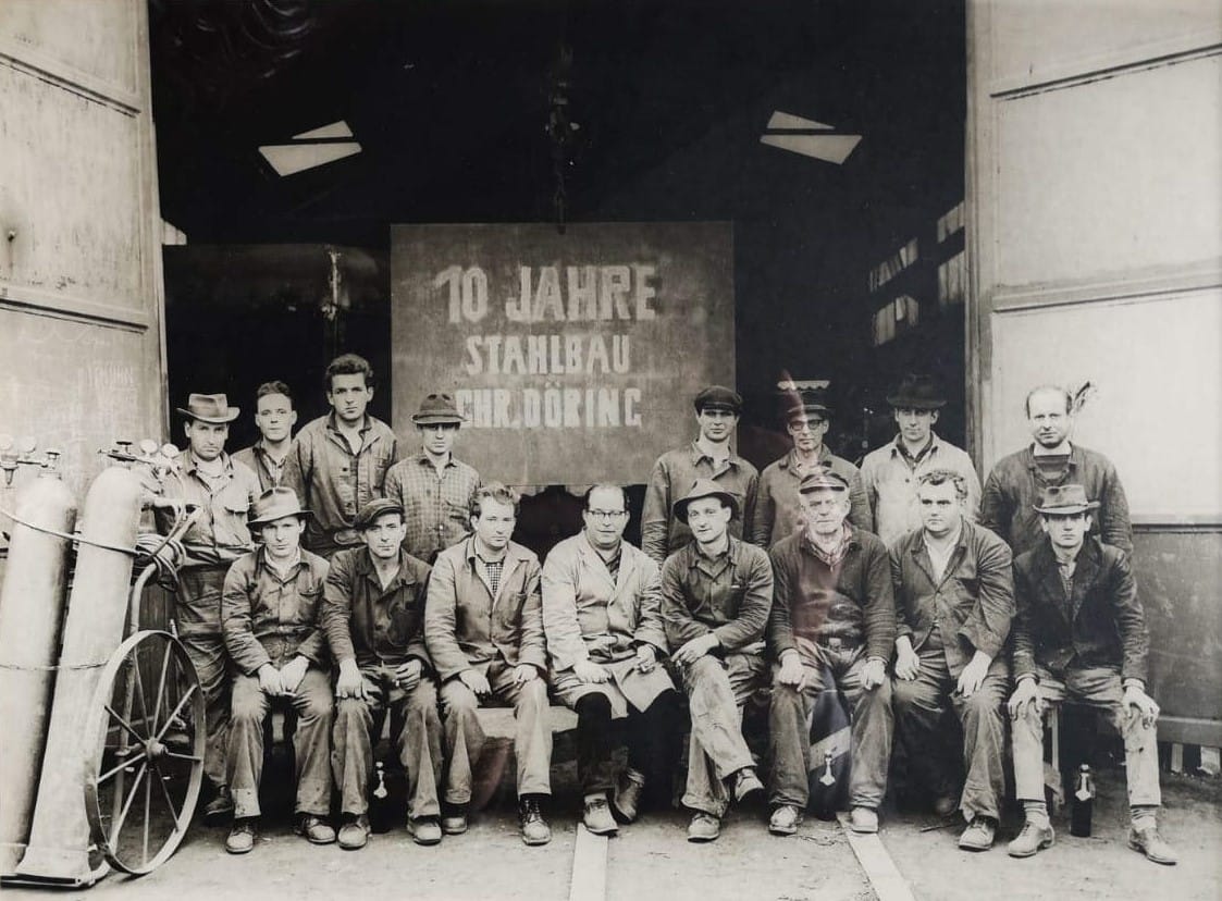 Historische Schwarz-Weiß-Aufnahme der Belegschaft von Stahlbau Chr. Döring zum 10-jährigen Jubiläum, um 1966.