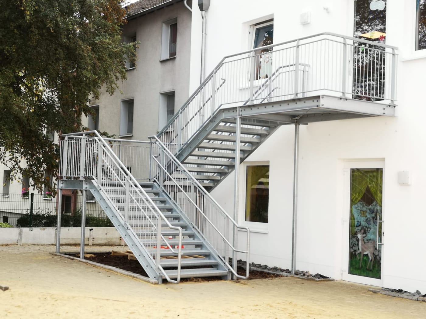 Feuerverzinkte Außen- und Fluchttreppe mit Podest an einer Kindertagesstätte in Dortmund.